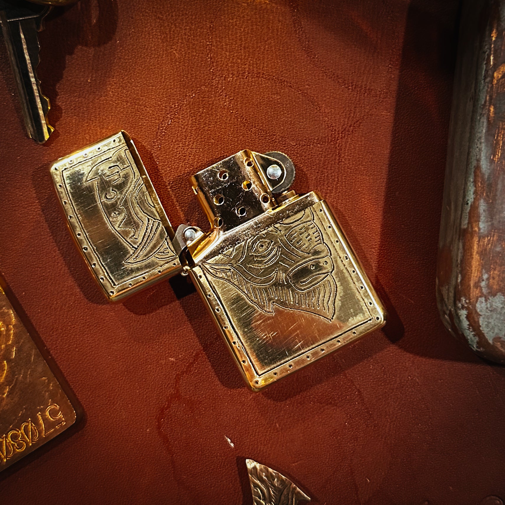 BROOKHAYL x POPULESS - Limited Hand-Engraved Zippo® - 007 - Armor Brushed Brass